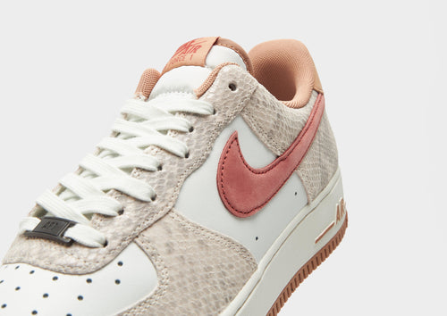 รองเท้าผู้ชาย Air Force 1 '07 LV8
