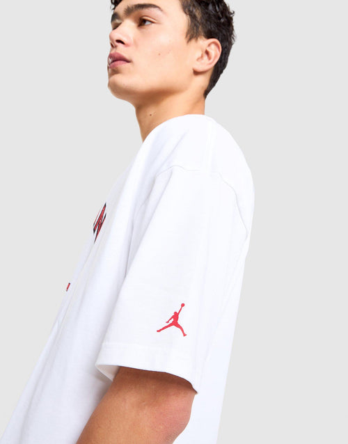 เสื้อยืดผู้ชายลายกราฟิก Flight Essentials ทรง Boxy