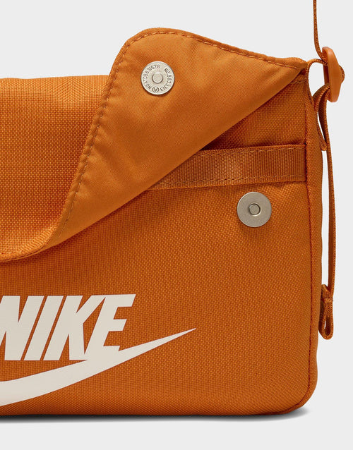 กระเป๋า Sportswear Futura 365 Crossbody (3L)