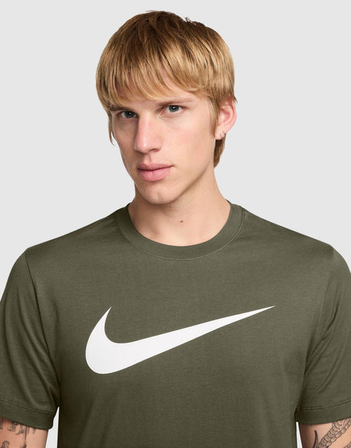 เสื้อยืดผู้ชาย Sportswear Swoosh