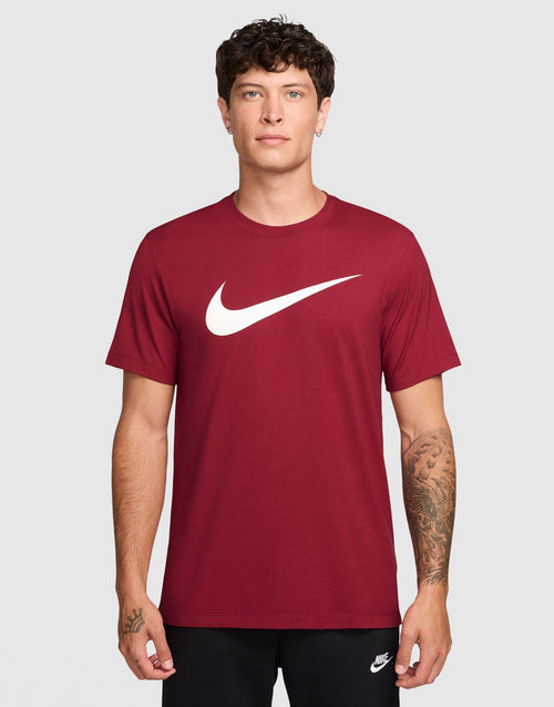 เสื้อยืดผู้ชาย Sportswear Swoosh