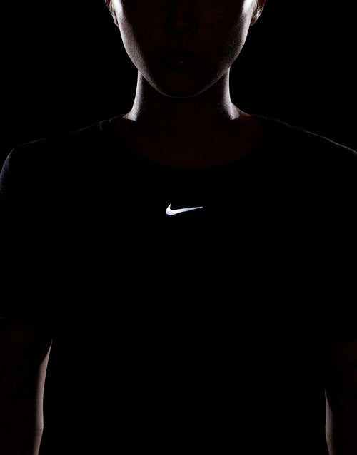 เสื้อยืดผู้หญิง Dri-FIT One Luxe Twist Standard Fit