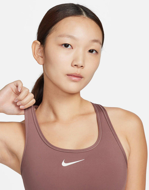 สปอร์ตบราผู้หญิง Swoosh Medium Support Padded