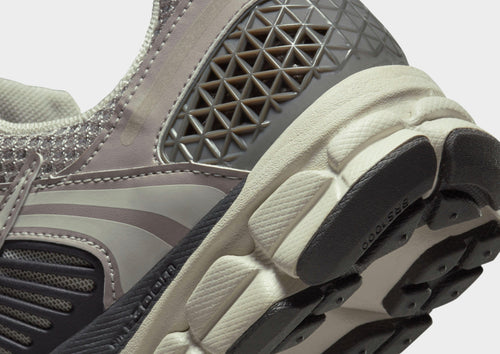 รองเท้าผู้หญิง Zoom Vomero 5