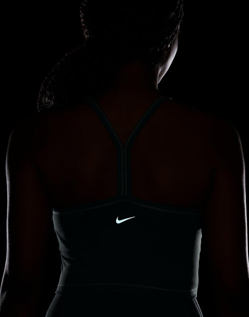 เสื้อกล้ามผู้หญิง One Fitted Dri-FIT Cropped