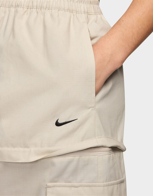 กระโปรงผู้หญิง Sportswear Essential Mid-Rise Woven Cargo Midi