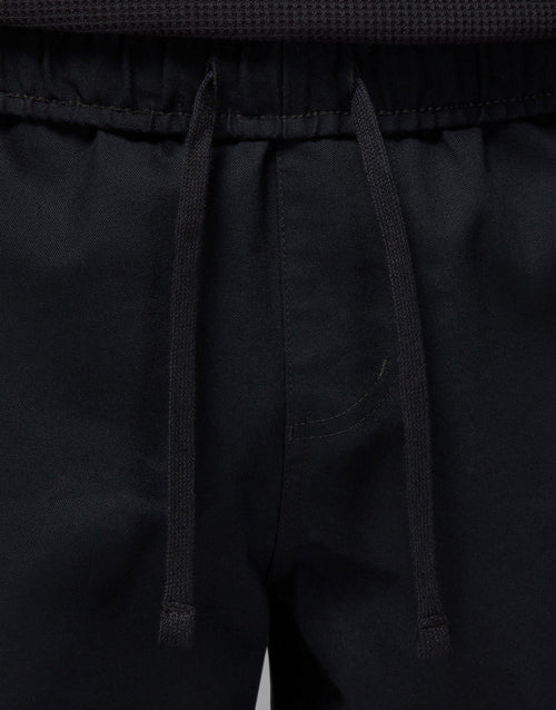 กางเกงขาสั้นผู้ชาย Essentials Woven