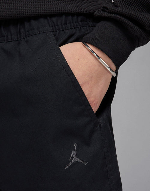 กางเกงขาสั้นผู้ชาย Essentials Woven