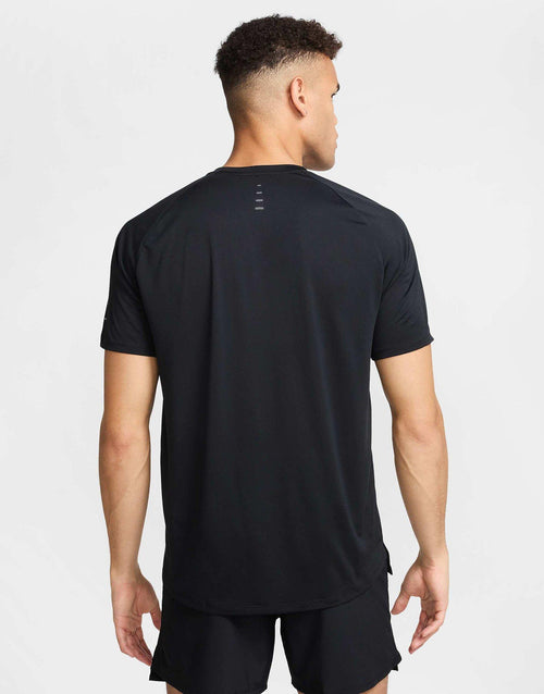 เสื้อยืดผู้ชาย Stride Dri-FIT ADV Running