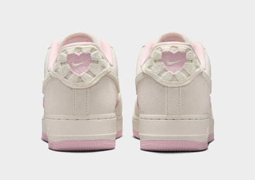 รองเท้าผู้หญิง Air Force 1 ’07 LX