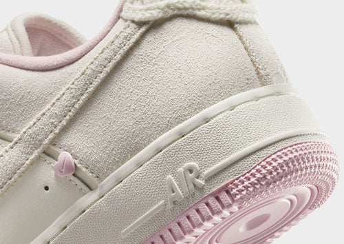 รองเท้าผู้หญิง Air Force 1 ’07 LX