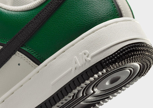 รองเท้าผู้ชาย Air Force 1 '07 LV8