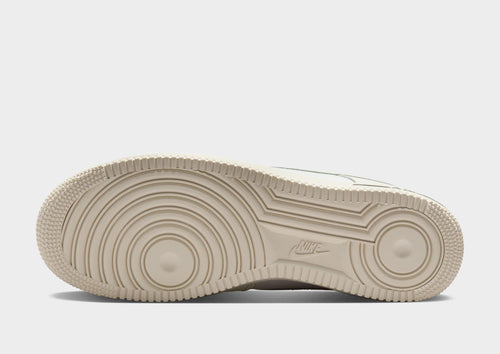 รองเท้าผู้ชาย Air Force 1 '07 LV8