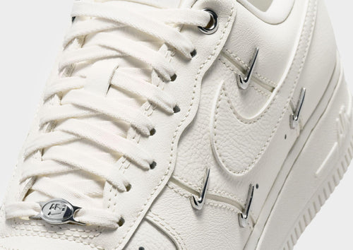 รองเท้าผู้หญิง Air Force 1 '07 LV8