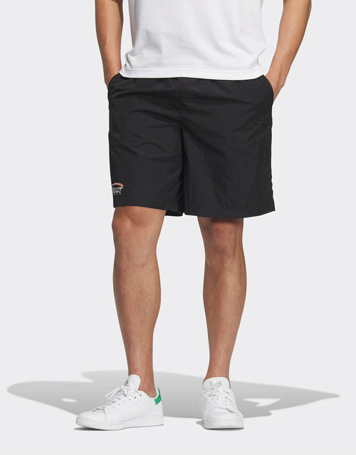 กางเกงขาสั้นผู้ชาย Trefoil Logo Play Football Graphic Light Woven