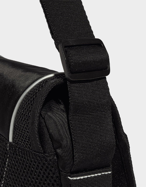 กระเป๋า Small Messenger (3.5L)