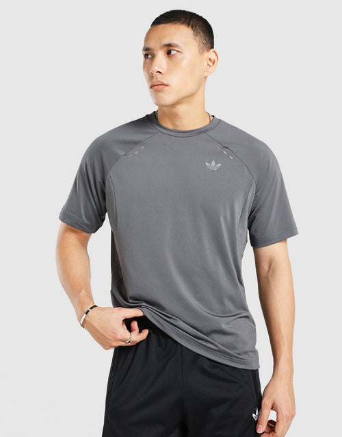 เสื้อยืดผู้ชาย Tech Trefoil Essentials