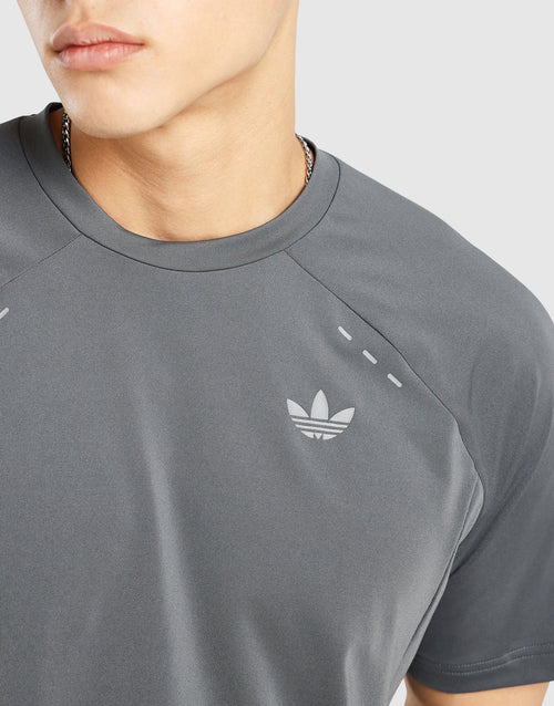 เสื้อยืดผู้ชาย Tech Trefoil Essentials