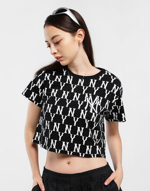 เสื้อยืดผู้หญิง Team Monogram Cropped