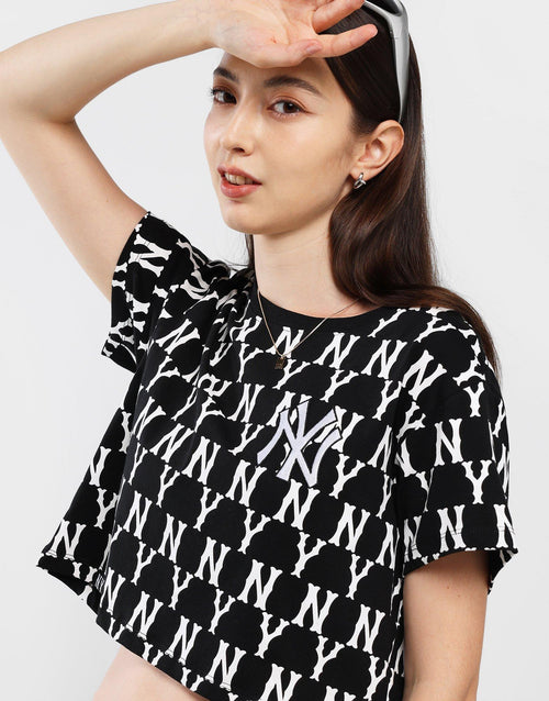 เสื้อยืดผู้หญิง Team Monogram Cropped