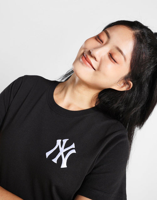 เสื้อยืดผู้หญิง Brocade Applique Newyork Yankees