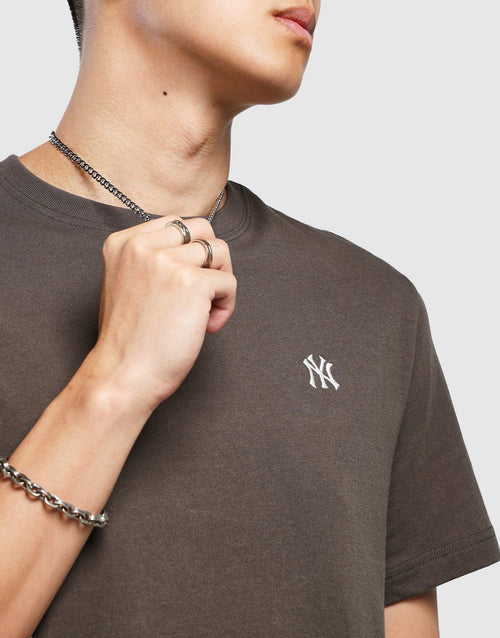 เสื้อยืดผู้ชาย Embroidered Logo