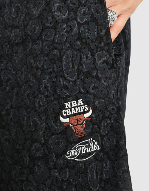 กางเกงขาสั้นผู้ชาย Leopard Script Chicago Bulls