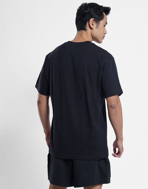 เสื้อยืดผู้ชาย Stacked Embroided Logo