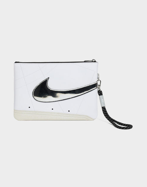 กระเป๋า Icon Blazer Wristlet