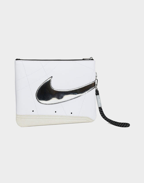 กระเป๋า Icon Blazer Wristlet