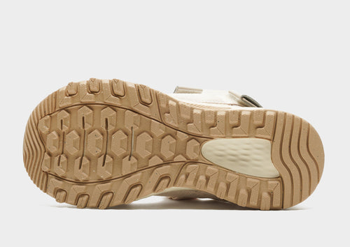 รองเท้าผู้หญิง UA710