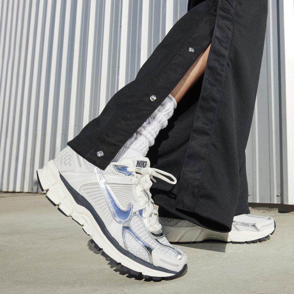 รองเท้าผู้หญิง NIKE ZOOM VOMERO 5