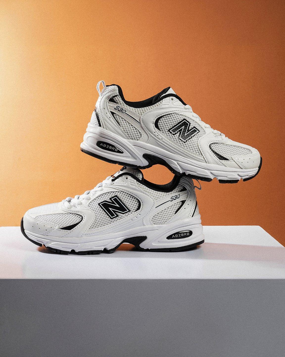 รองเท้าสีเรียบ