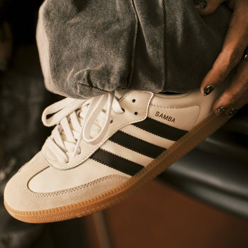 adidas Originals Samba สีฟ้าและสีน้ำเงิน