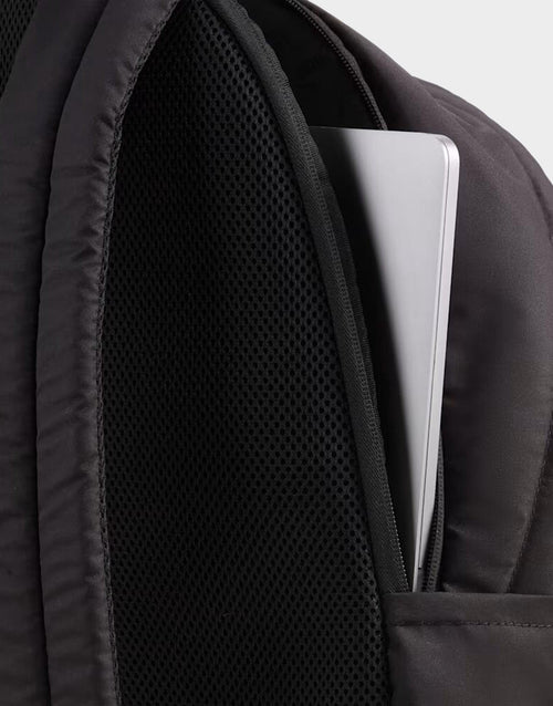 กระเป๋าสะพายหลัง Essential (20L)