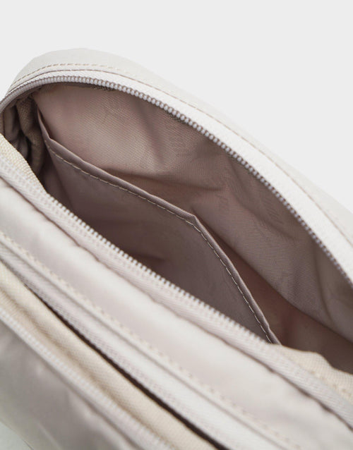กระเป๋าสะพายข้าง Essentials Crossbody (2L)