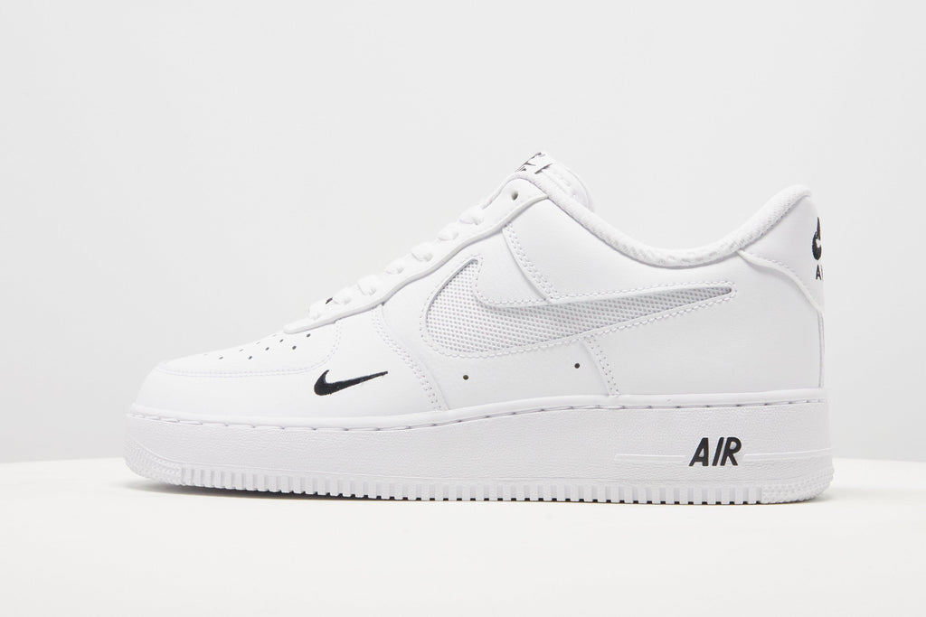 รองเท้าผู้ชาย Air Force 1 '07 LV8