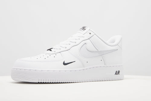 รองเท้าผู้ชาย Air Force 1 '07 LV8