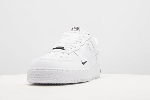 รองเท้าผู้ชาย Air Force 1 '07 LV8