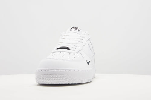 รองเท้าผู้ชาย Air Force 1 '07 LV8