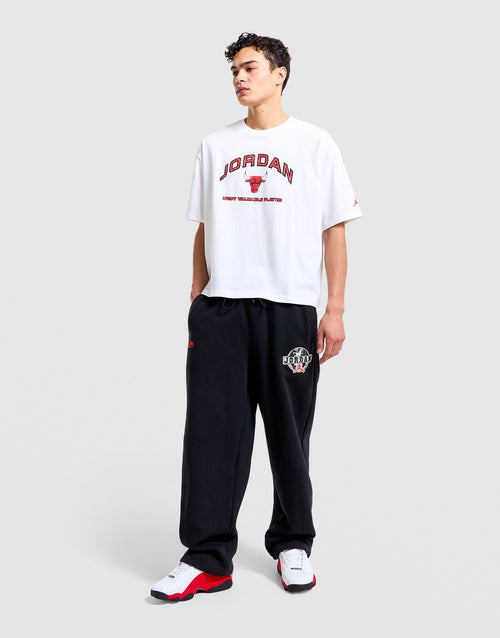 เสื้อยืดผู้ชายลายกราฟิก Flight Essentials ทรง Boxy