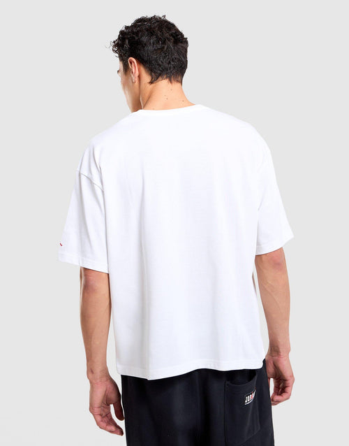 เสื้อยืดผู้ชายลายกราฟิก Flight Essentials ทรง Boxy