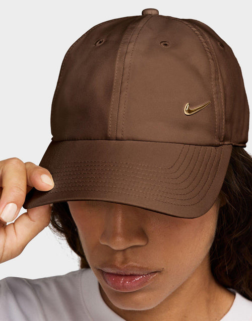 หมวกแก็ป Dri-FIT Club Metal Swoosh