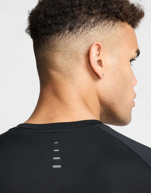 เสื้อยืดผู้ชาย Stride Dri-FIT ADV Running