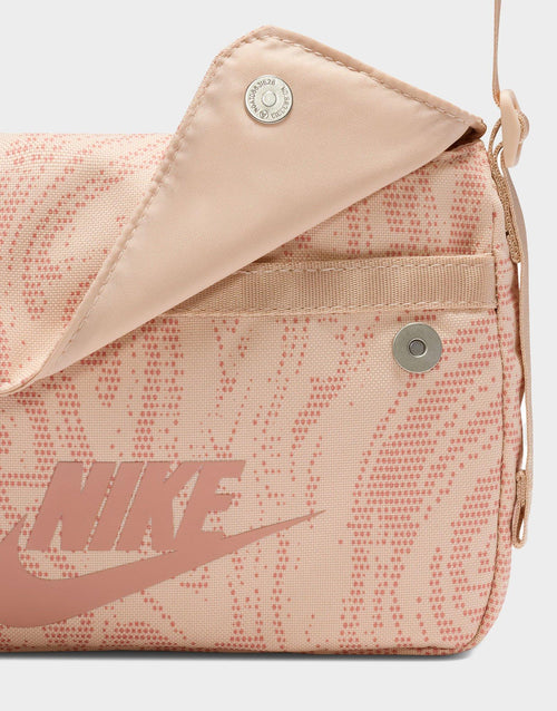 กระเป๋า Sportswear Futura 365 Crossbody (3L)