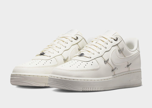 รองเท้าผู้หญิง Air Force 1 '07 LV8
