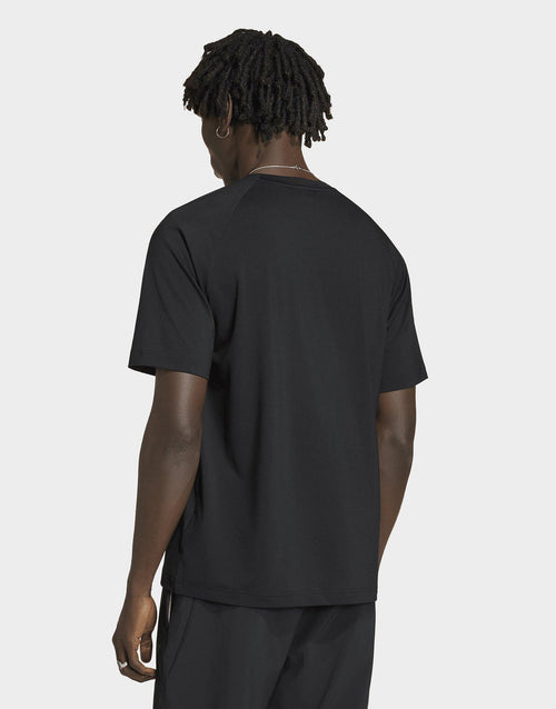 เสื้อยืดผู้ชาย Tech Trefoil Essentials