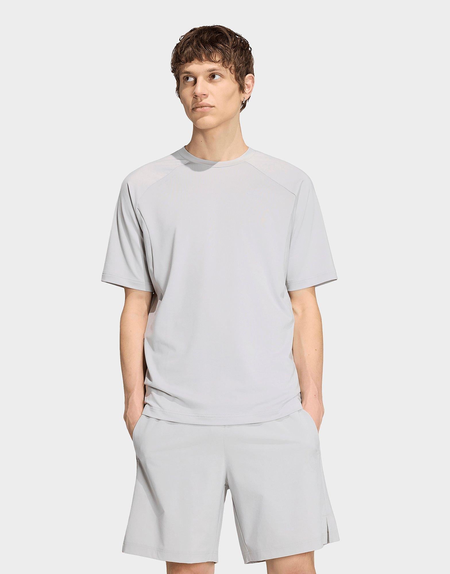 เสื้อยืดผู้ชาย Tech Trefoil Essentials