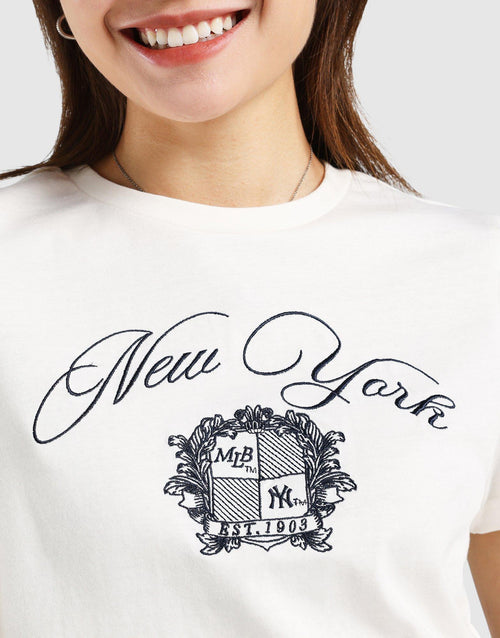 เสื้อยืดผู้หญิง Script Baby NY Yankees