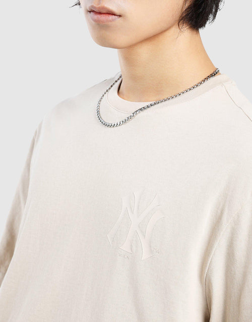 เสื้อยืดผู้ชาย Raw Edge Appliqué NY Yankees